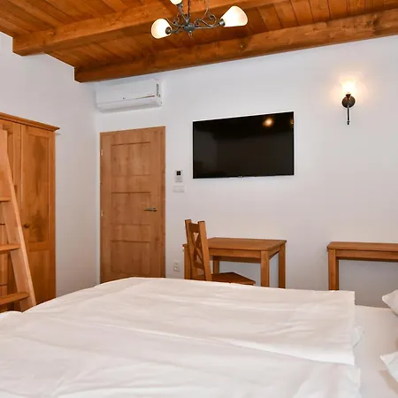 Zámek Castle - Podzámčí Undercastle 4*